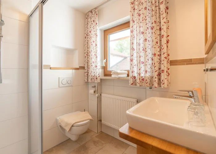Gaeste- Und Apartmenthaus Wiesholler Konukevi 3*