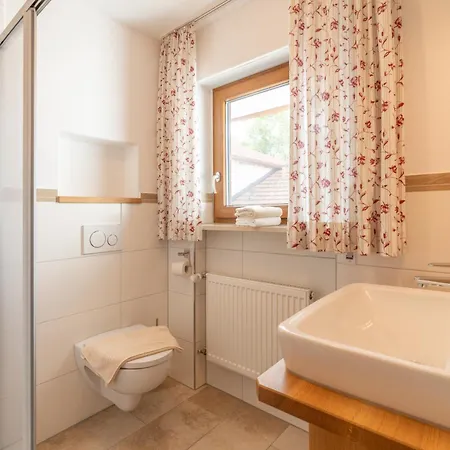 Gaeste- Und Apartmenthaus Wiesholler Guest house *