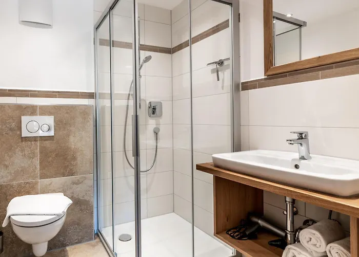 Gaeste- Und Apartmenthaus Wiesholler 招待所 3*